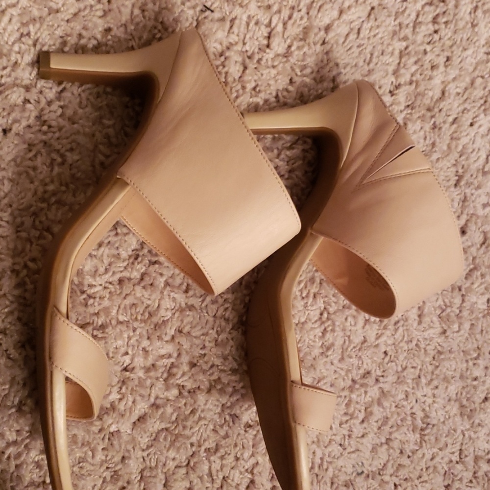 Light tan/beige Slides - Picture 2 of 5